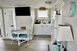 Mikrobølgeovn, kokeplater, kaffetrakter/tekoker og brødrister