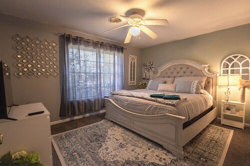 5 Bedroom Home 6 Minutes to Kyle Field—Perfect Game Day House or Ring Dunk