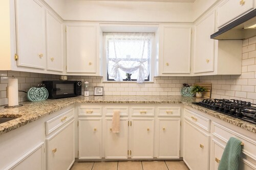 5 Bedroom Home 6 Minutes to Kyle Field—Perfect Game Day House or Ring Dunk