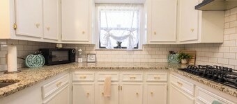 5 Bedroom Home 6 Minutes to Kyle Field—Perfect Game Day House or Ring Dunk