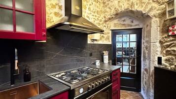 Een microgolfoven, een oven, een kookplaat, een vaatwasser