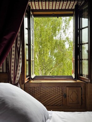 3 habitaciones, tabla de planchar con plancha y acceso a internet