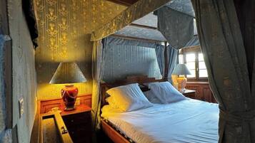 3 slaapkamers, een strijkplank/strijkijzer, internet, beddengoed