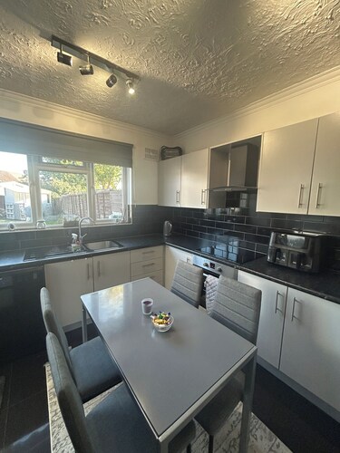 3 Bedroom Modern house with large Private Garden - Pet Friendly!