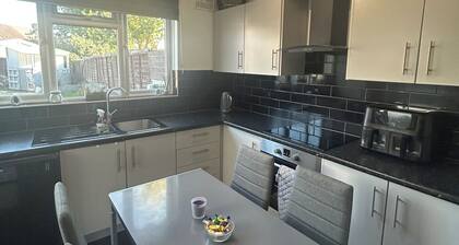 3 Bedroom Modern house with large Private Garden - Pet Friendly!