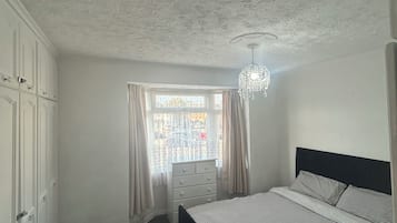 3 bedrooms, iron/ironing board, WiFi, bed sheets