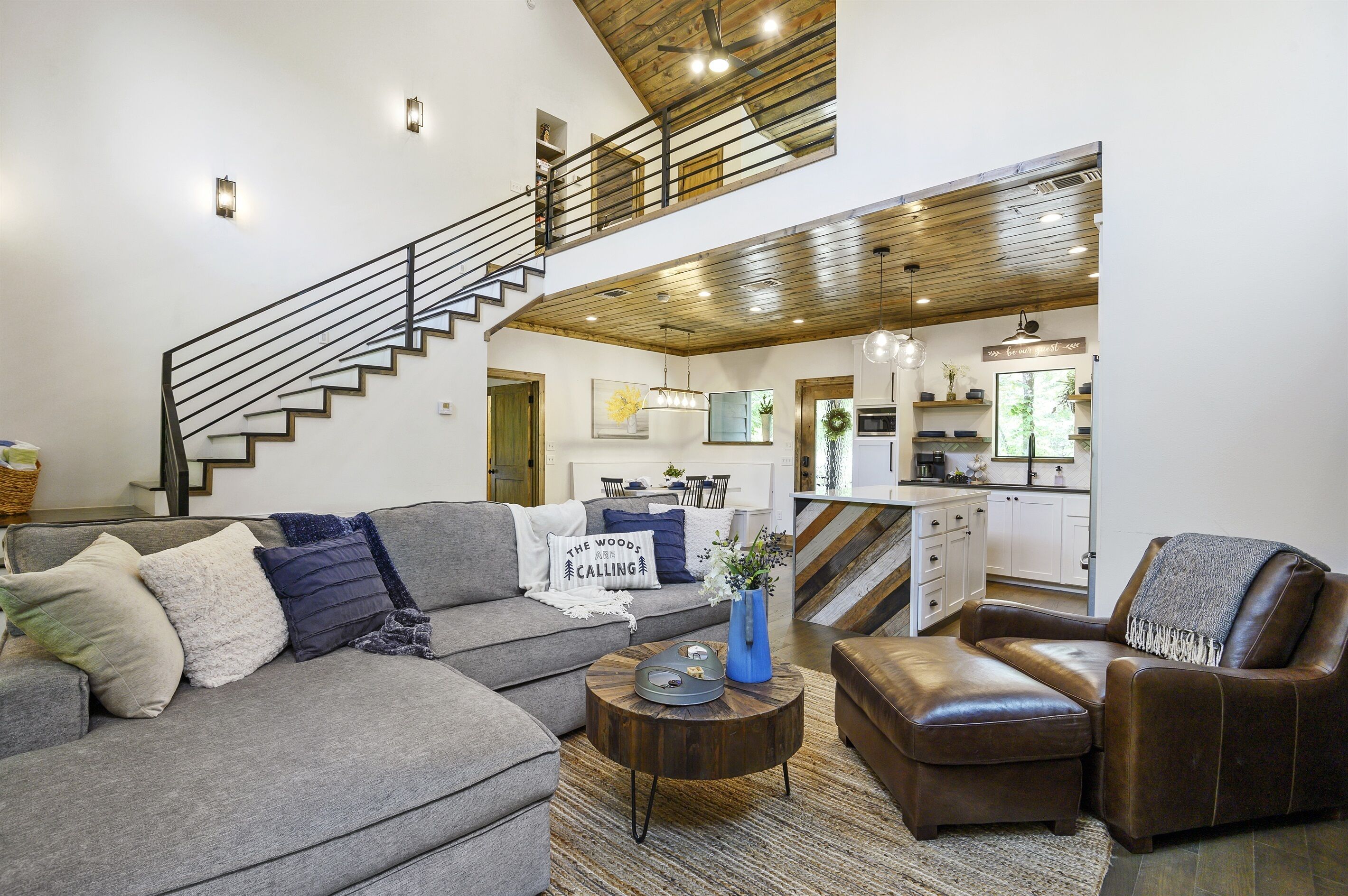 Televisio, takka, videopelejä, pöytäjalkapallopöytä