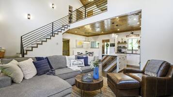 Televisio, takka, videopelejä, pöytäjalkapallopöytä