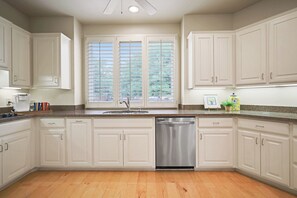 Private kitchen - Tranquil 2-bedroom home near TTU and LCU (Lubbock)