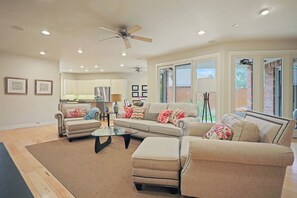 Living area - Tranquil 2-bedroom home near TTU and LCU (Lubbock)