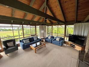 Smart-TV, Kamin, Bücher