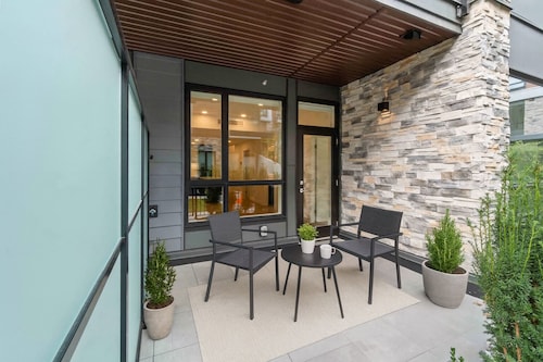 Cozy 1BR+Den w/ Patio & Dual Entry by Lougheed. Easy Access to HW1 + EVERYWHERE!