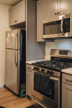 Een koelkast, een microgolfoven, een oven, een kookplaat