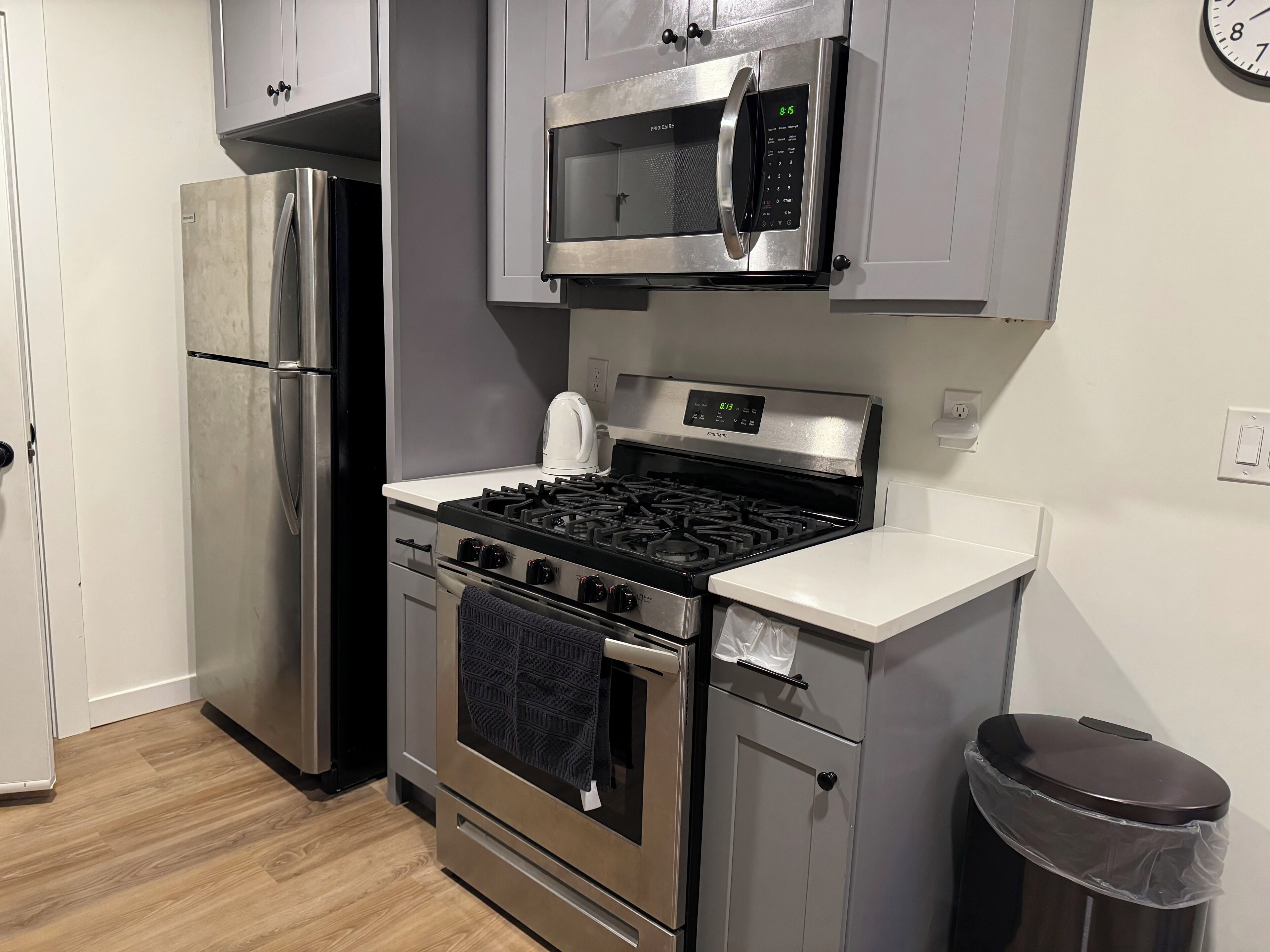 Kjøleskap, mikrobølgeovn, ovn og kokeplater