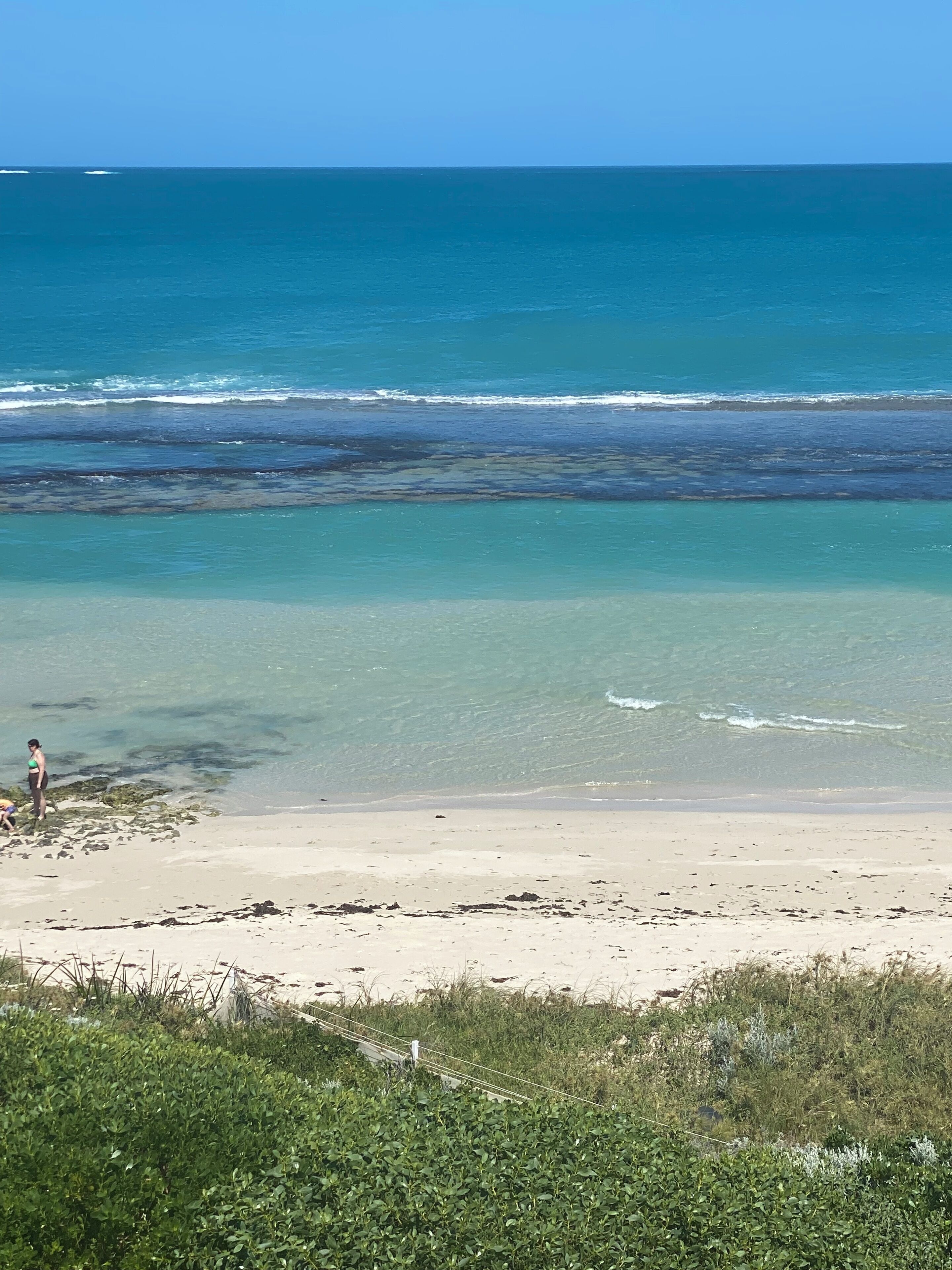 En la playa, camastros y toallas de playa 