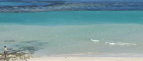 En la playa, camastros y toallas de playa