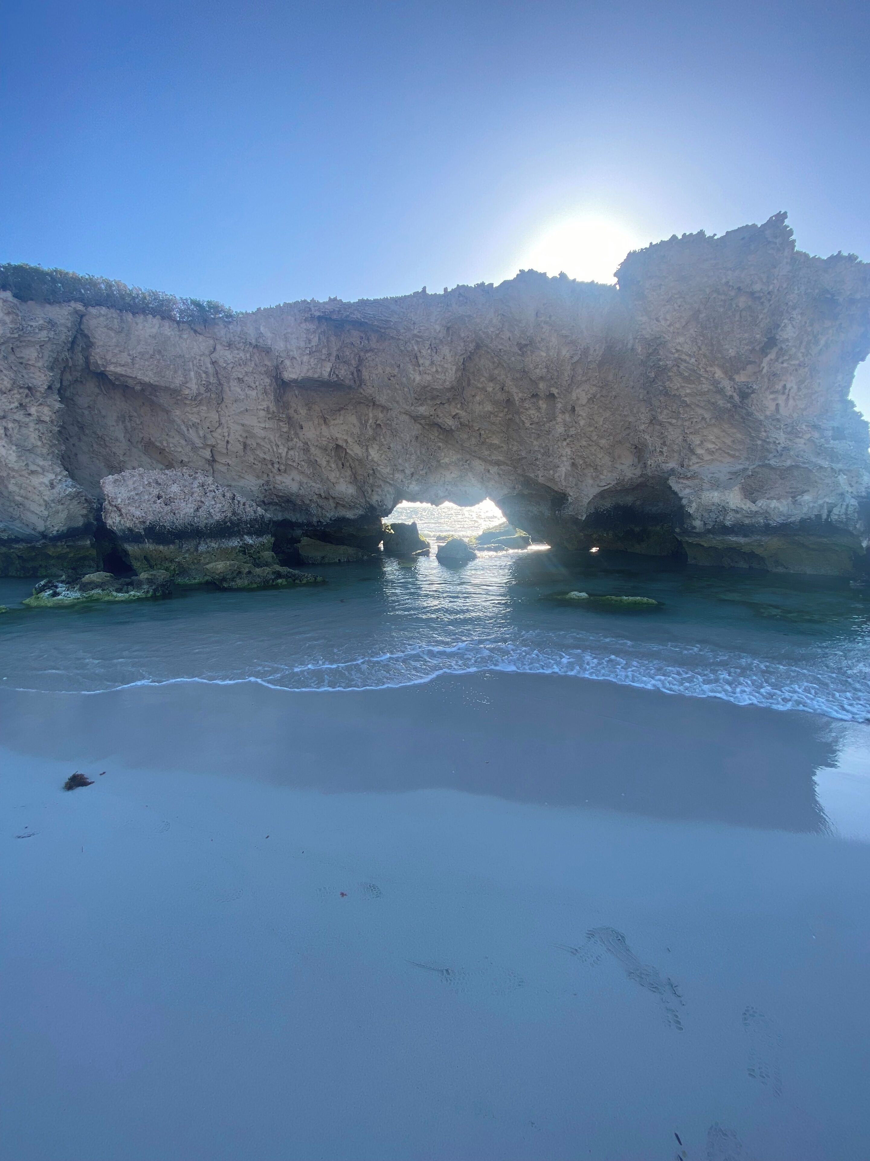 Rannalla, aurinkotuoleja, rantapyyhkeitä