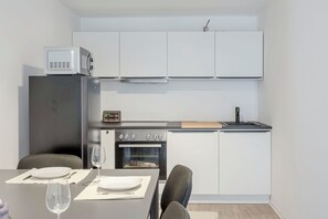 Een koelkast, een magnetron, een oven, een kookplaat