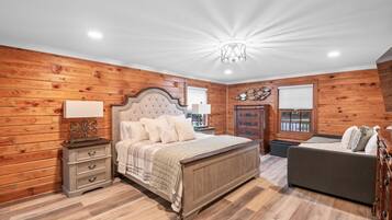 4 bedrooms, iron/ironing board, WiFi, bed sheets