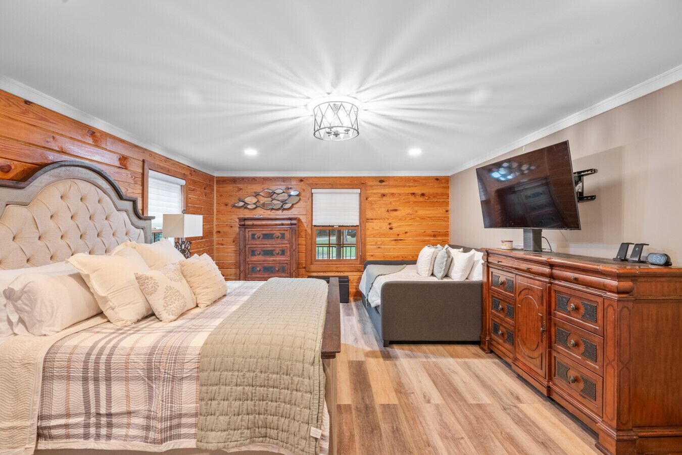 4 bedrooms, iron/ironing board, WiFi, bed sheets