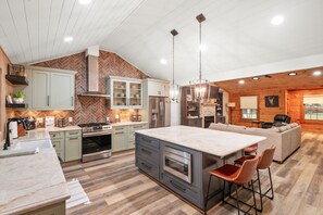 Réfrigérateur, four à micro-ondes, un four, surface de cuisson