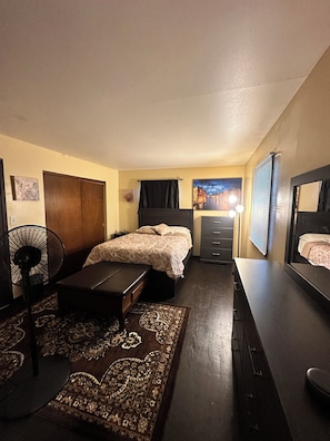 4 bedrooms, iron/ironing board, free WiFi