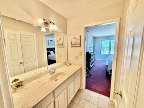 3 bedrooms, desk, iron/ironing board, free WiFi