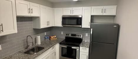 Fridge, oven, stovetop, dishwasher