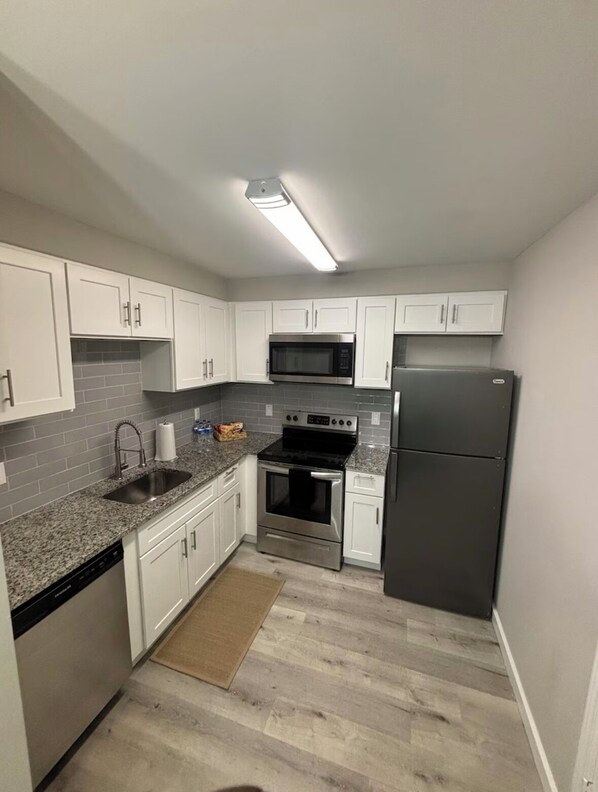 Kjøleskap, ovn, kokeplater og oppvaskmaskin