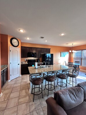 Microondas, horno, placa de cocina y lavavajillas