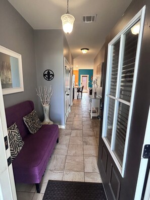 TV - Charming 3-bedroom house with AC 15 minutes outside the city. (Marrero)