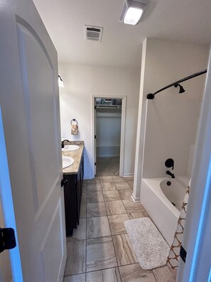 Toallas, jabón, papel de baño 