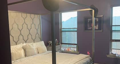 Charming 3-bedroom house with AC 15 minutes outside the city.