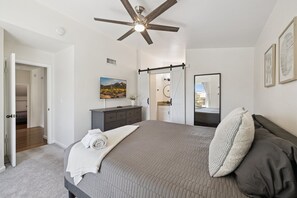 4 bedrooms, desk, iron/ironing board, travel crib - Modern 4BR Retreat near Freestone Park & Downtown (Gilbert)