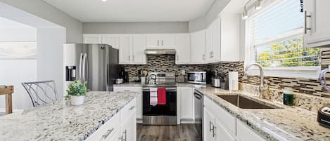 Micro-ondes, four, plaque de cuisson, lave-vaisselle