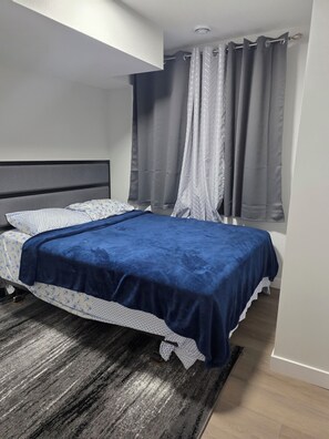 2 bedrooms, iron/ironing board, WiFi, bed sheets - Cozy 2BR Home with 3 Beds, Family Friendly, Easy access to YYC Airport (Calgary)