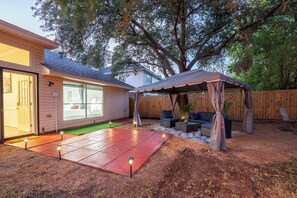 Terrace/patio - Spacious 3-Bedroom Katy Home Sleeps 8. Perfect for Families & Business Travelers (Katy)