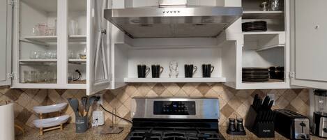 Mikrobølgeovn, ovn, kokeplater og oppvaskmaskin