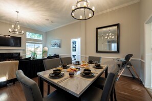 Dining - Spacious 3-Bedroom Katy Home Sleeps 8. Perfect for Families & Business Travelers (Katy)