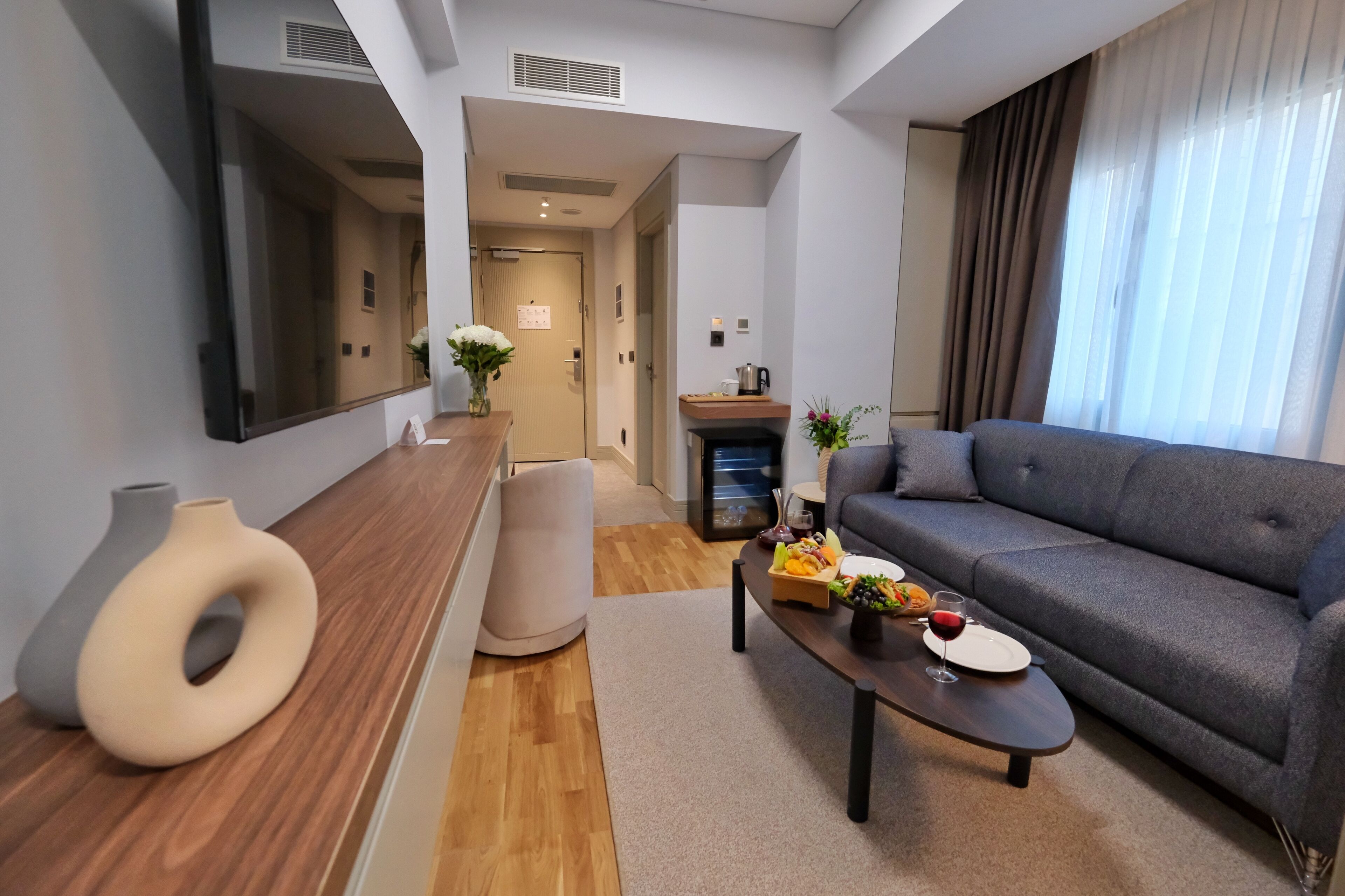 Suite junior | Ropa de cama de alta calidad, minibar y escritorio 