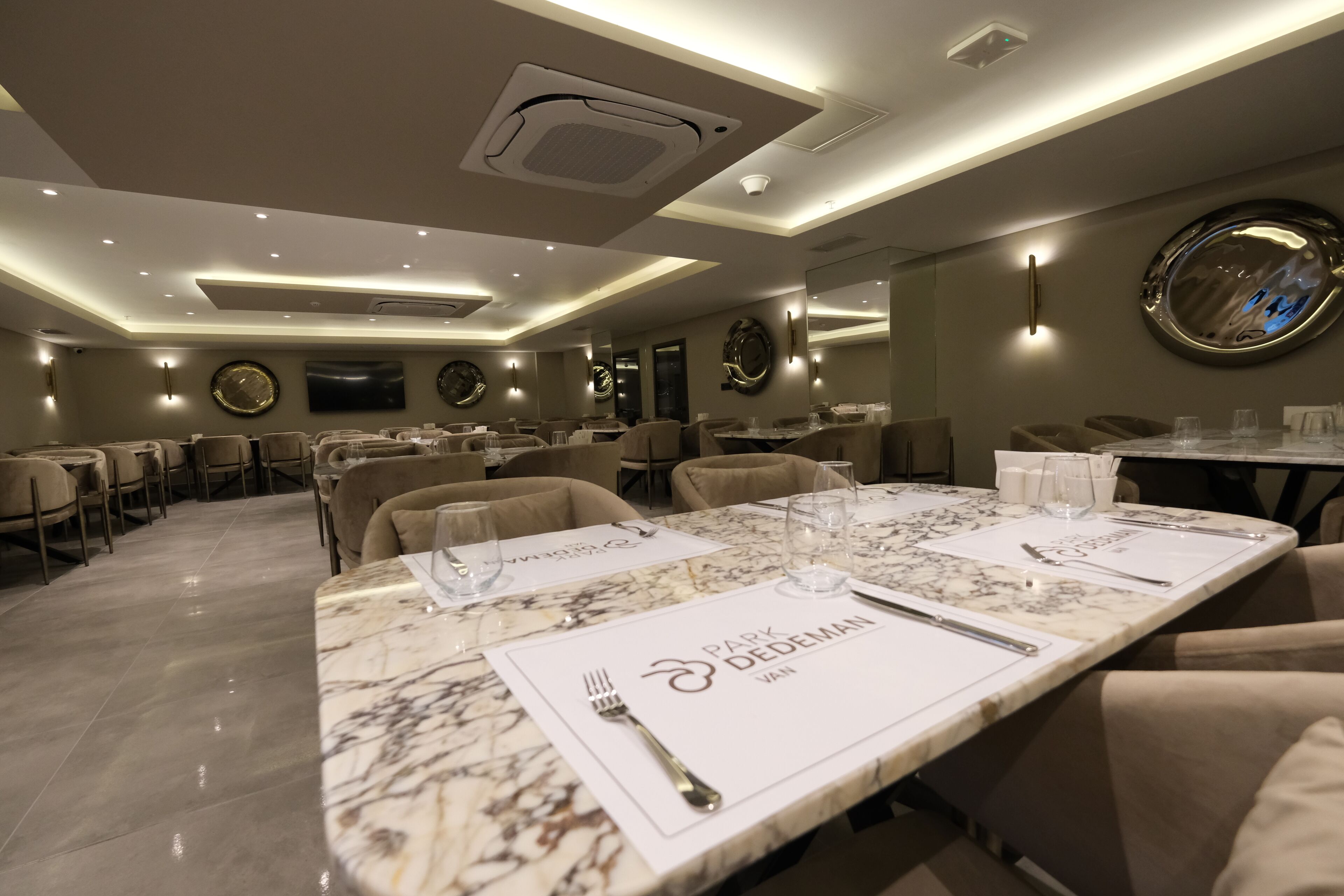 Bữa sáng buffet hàng ngày với phụ phí nhỏ 