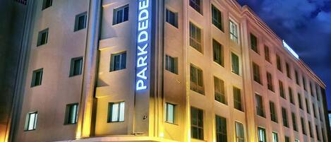 Vista frontal de la propiedad