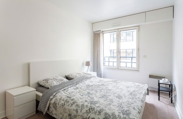 Tabla de planchar con plancha, wifi y ropa de cama