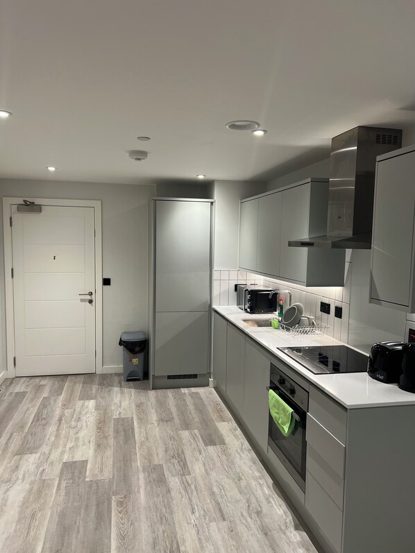 Micro-ondes, four, plaque de cuisson, lave-vaisselle