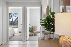 مكواة/لوح كي وسرير سفر وواي فاي وملاءات أسرّة