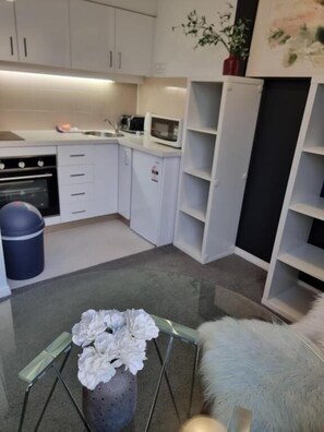 Departamento, vista al parque | Caja de seguridad en la habitación y escritorio