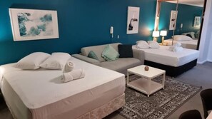 Departamento, balcón, vista a la ciudad | Caja de seguridad en la habitación y escritorio