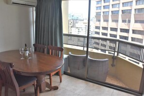 Departamento, 2 habitaciones, balcón, vista a la ciudad | Caja de seguridad en la habitación y escritorio