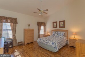 3 soverom, strykejern/-brett, internettilgang og sengetøy