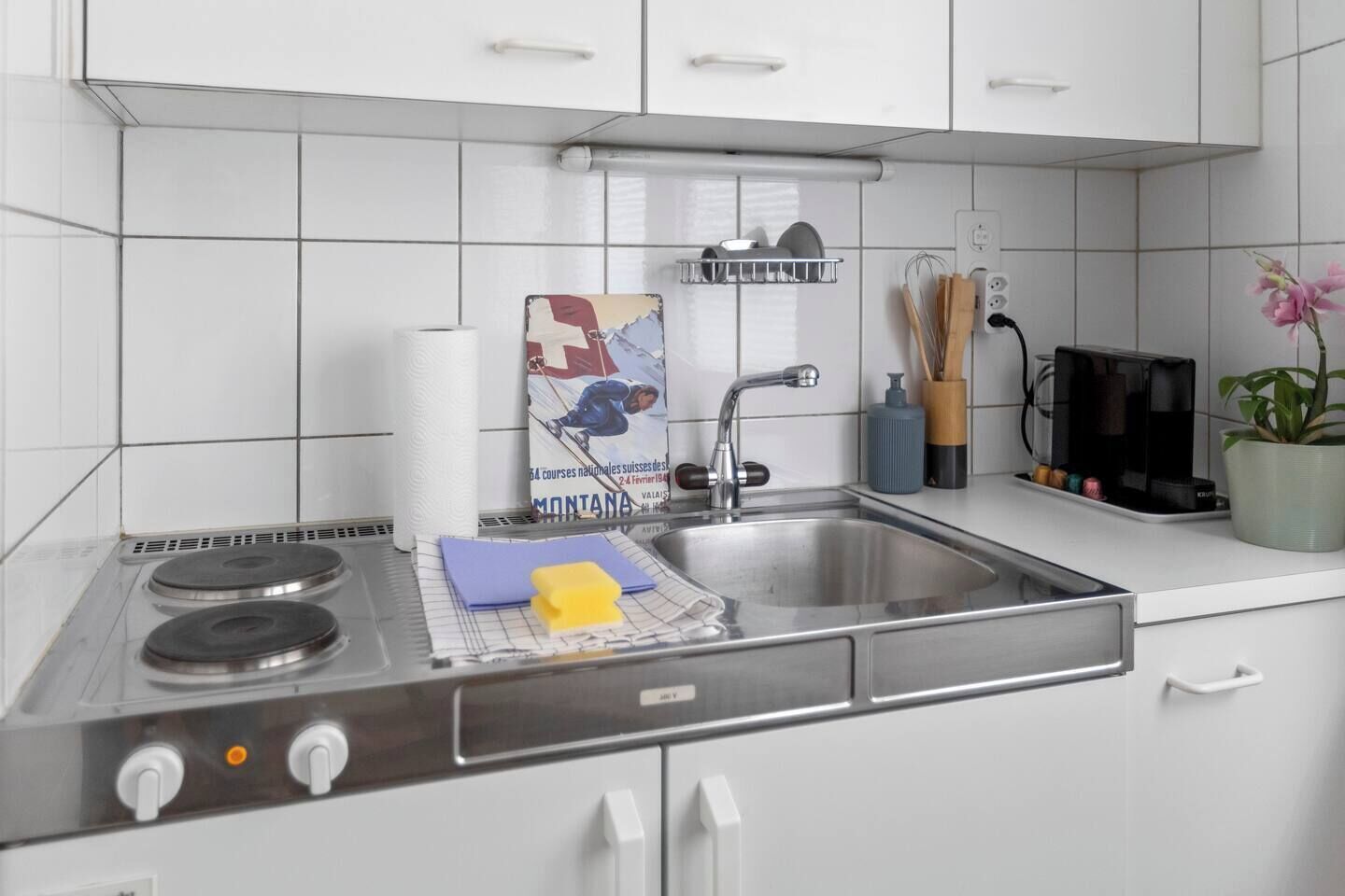 Køleskab, kogeplade, kaffe-/temaskine, brødrister